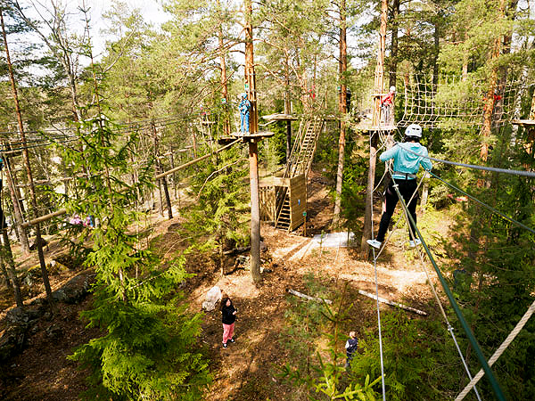 Seikkailupuisto Huipun yläratoja ja niiden sisäänkäynti