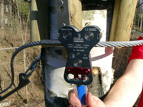 Radoille lähtiessään seikkailija pujottaa turvalaitteen vaijeriin, eikä voi irrottautua siitä matkan aikana.