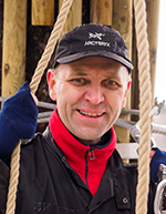 Teemu Puskala hymyilee lippis päässä.