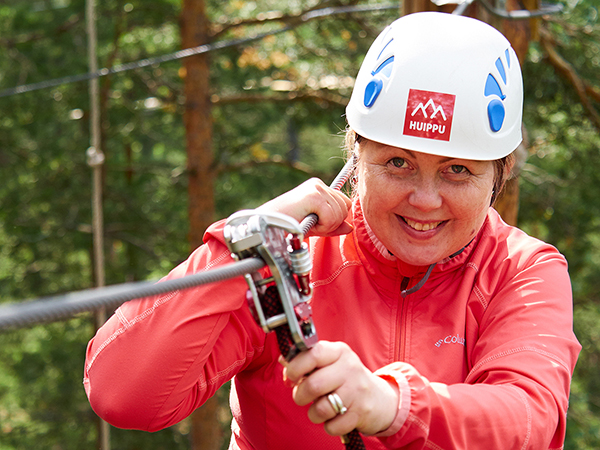 blogi nainen radalla lahi katse kameraan