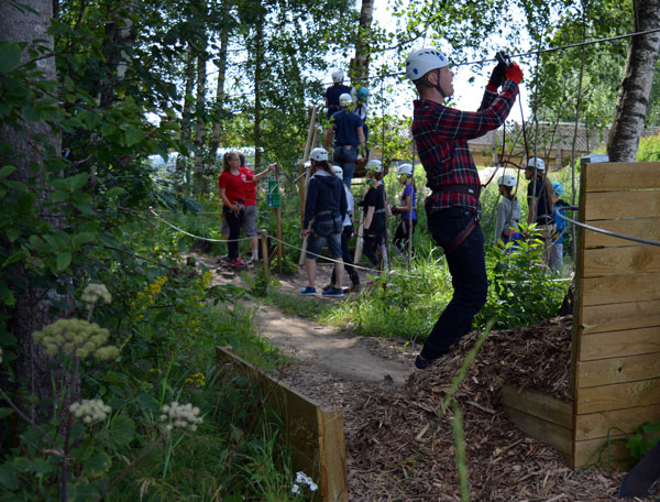 Ennen radoille nousemista kaikki seikkailijat perehdytetään varusteiden käyttöön harjoitusradalla.