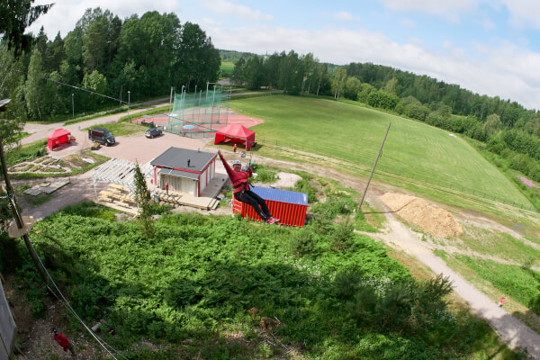 nainen liukuu ja tuulettaa kalansilma 600x400