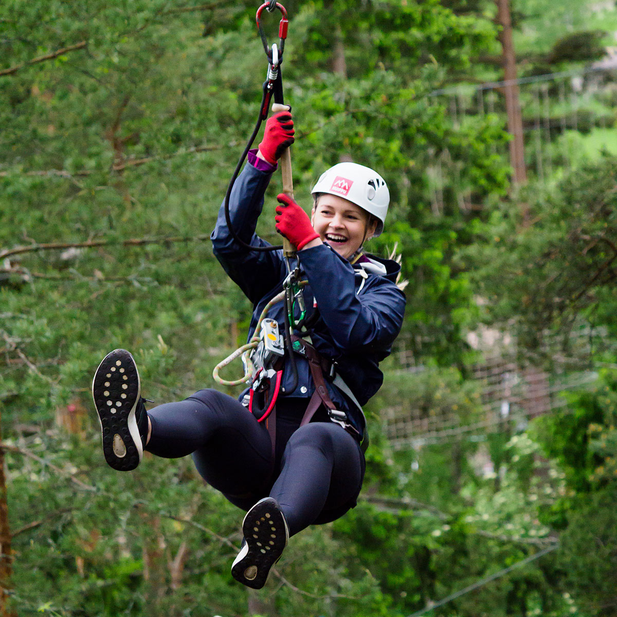 Monelle Seikkailupuisto Huipun kävijälle ilmalento Tarzanin liaanilla on kohokohta. Se kirvoittaa naurut.