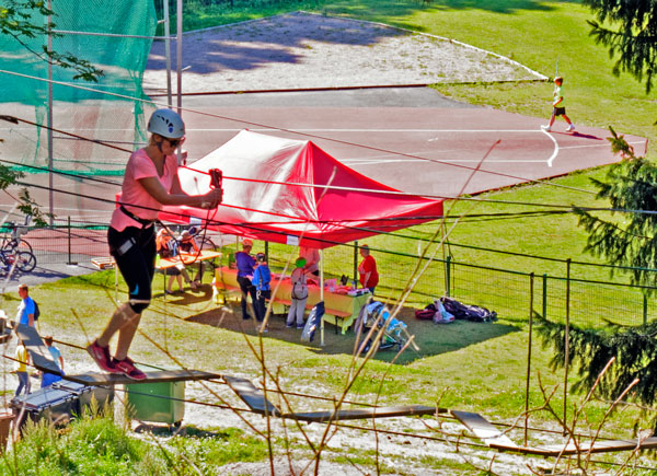 Ryhmät voivat vuokrata Seikkailupuisto Huipusta käyttöönsä ison 24 neliön teltan, jota voi käyttää myös pelkkänä katoksena.