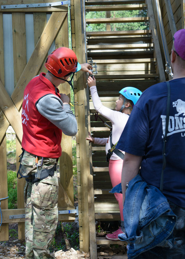 Seikkailupuisto Huipun henkilökunta opastaa seikkailijoita tarvittaessa kädestä pitäen.