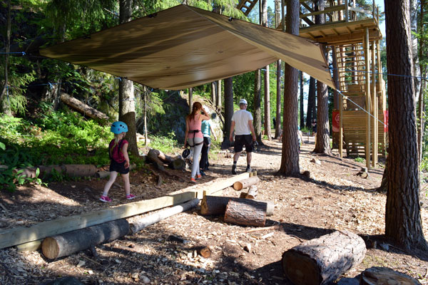 Tarppikatoksen alla voi olla varjossa tai sateen suojassa.