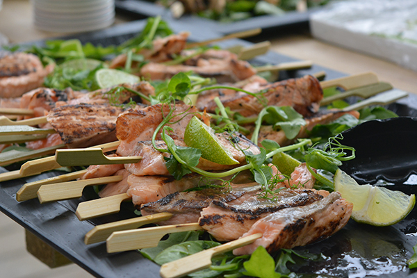Seikkailupuisto Huippuun voi myös tilata huippumuonaa. Kuvassa Tomi’s kitchenin lohivartaat.